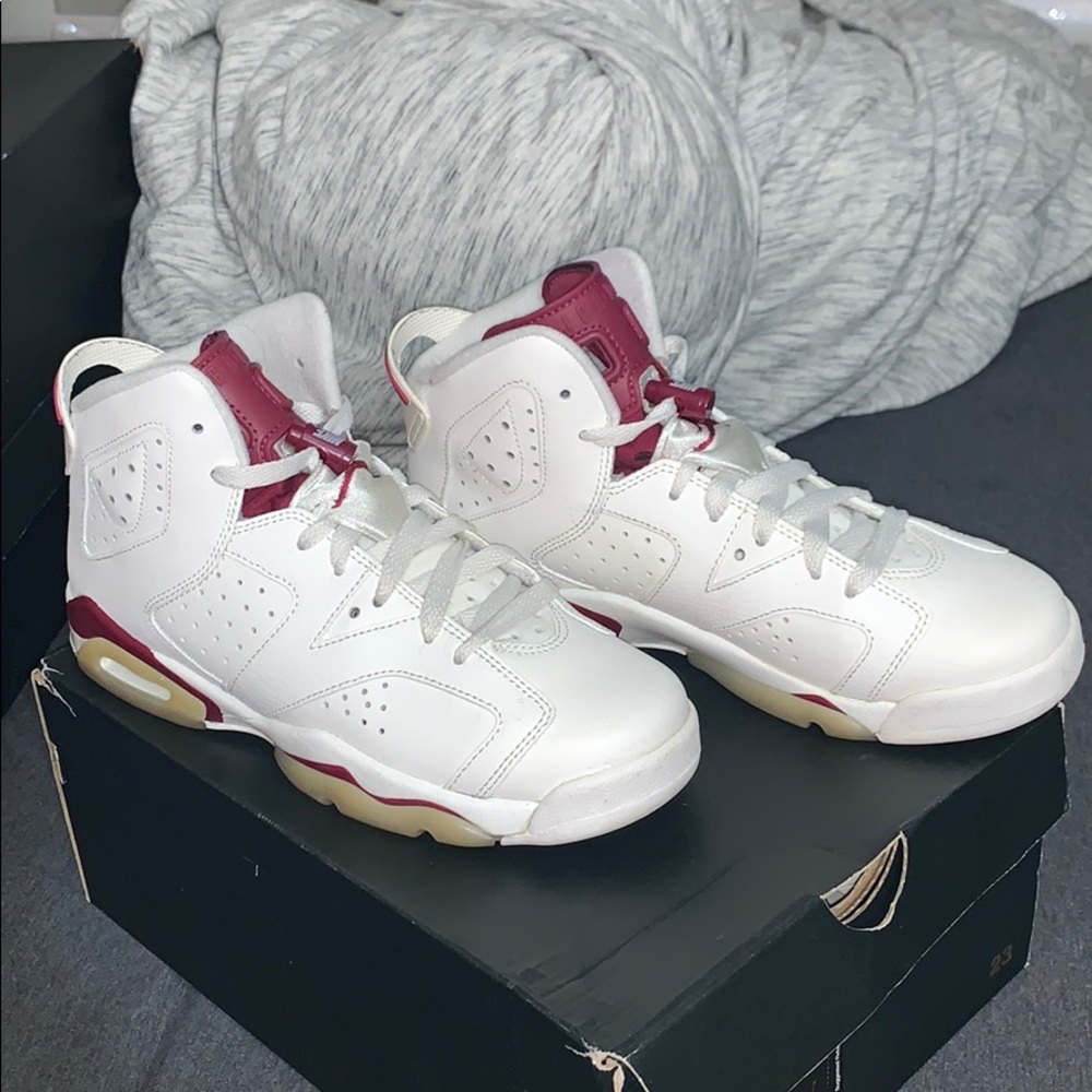 Maroon retro 6 Jordan’s